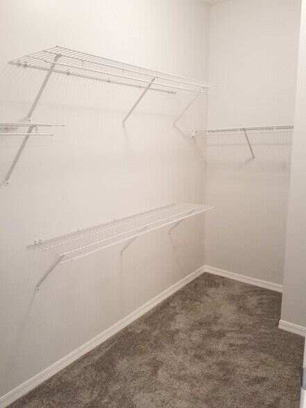 Building Photo - 5692 Bentgrass Dr