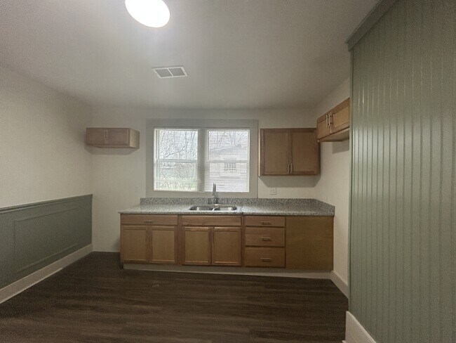 Building Photo - 895 Kney St