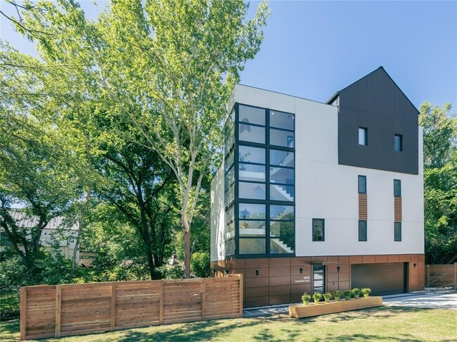 Primary Photo - 2806 Geronimo Trail