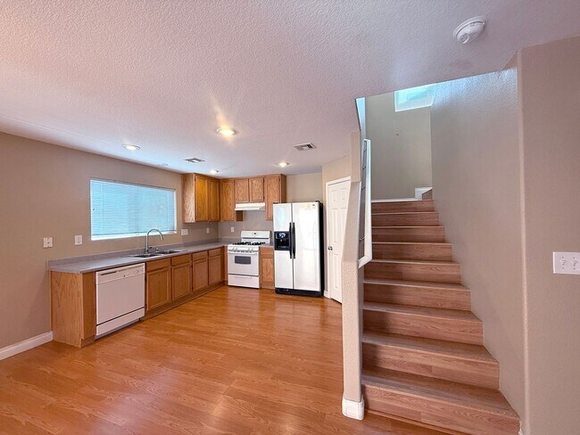 Building Photo - Great 3 bedroom home with open downstairs ...