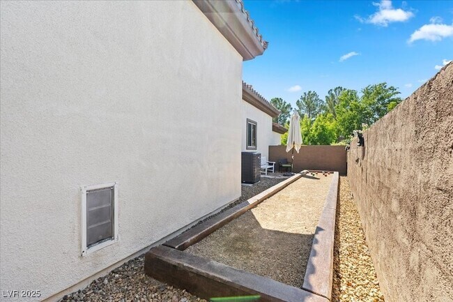 Building Photo - 8 Shade Valley Ln