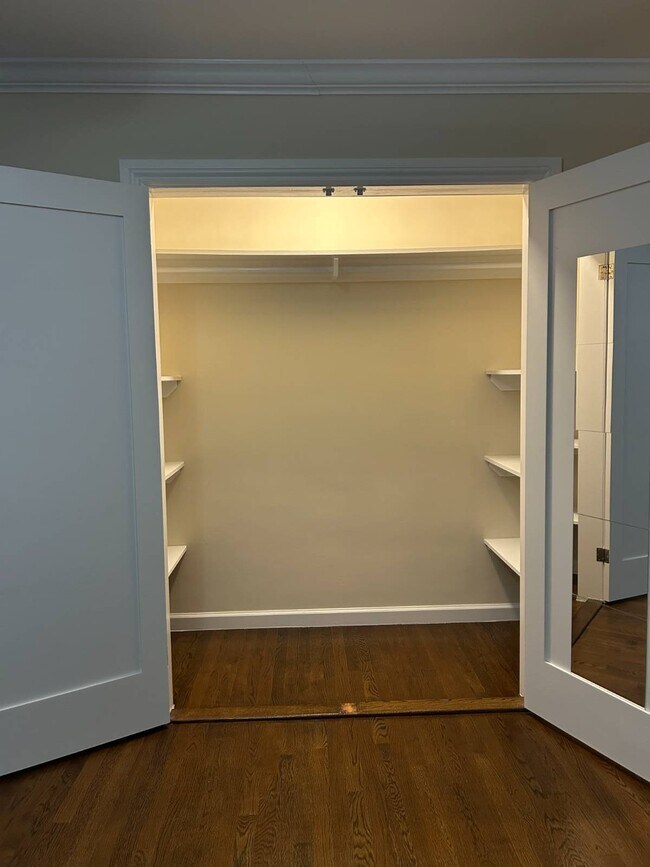 Building Photo - 260 Eastchester Rd