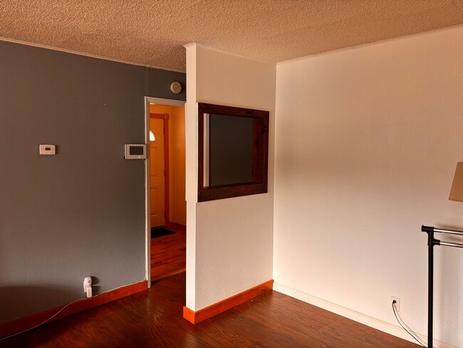 Building Photo - Turnagain 2 Bed / 1 Bath House!