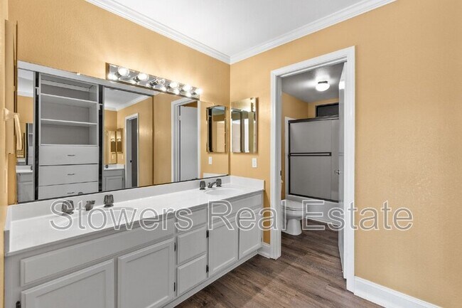 Building Photo - 1825 N Forest Hill Pl