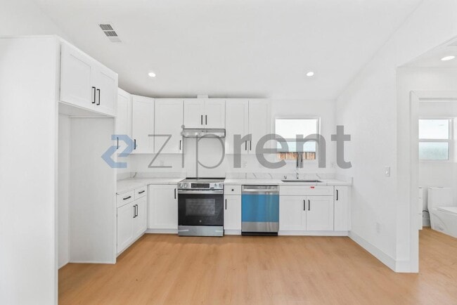 Building Photo - 374 S 21st St