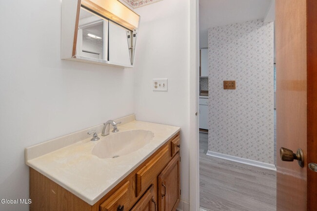 Building Photo - 4 Sugarbush Rd