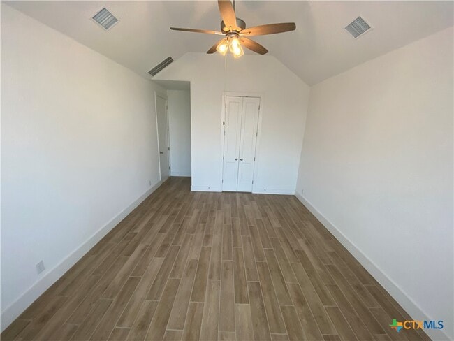 Building Photo - 1048 Easy Gruene