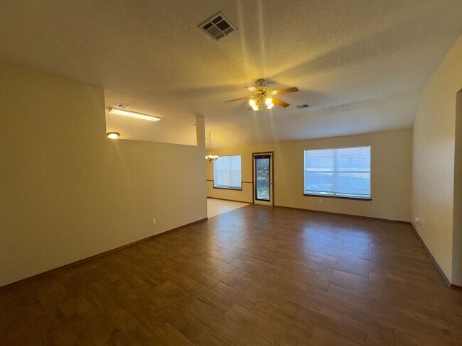 Building Photo - Charming Home in Stonepoint!