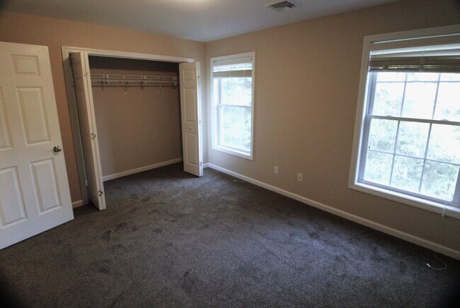 Building Photo - Privacy, Space, and Modern Comfort in Salem