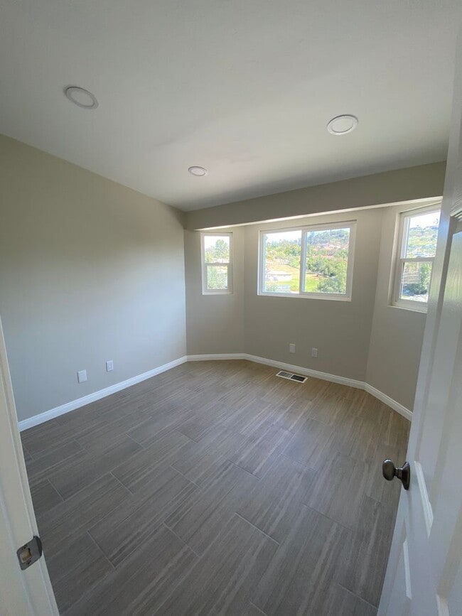 Building Photo - 3 Bed-2 Bath Single Story Home Lakeside with RV parking