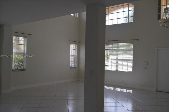 Building Photo - 991 Crestview Cir