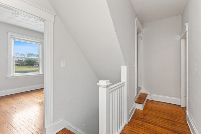 Building Photo - 2607 Robertson Ave