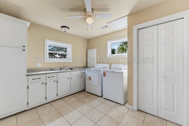 Building Photo - 911 Eicher Ave