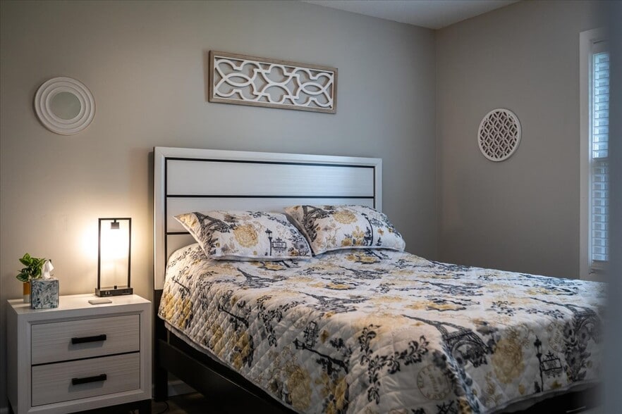 Master Bedroom #1 - Queen Bed, Dresser with Mirror, Large Closet - 1001 N Coler Ave