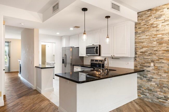 Building Photo - 180 Freeport Dr