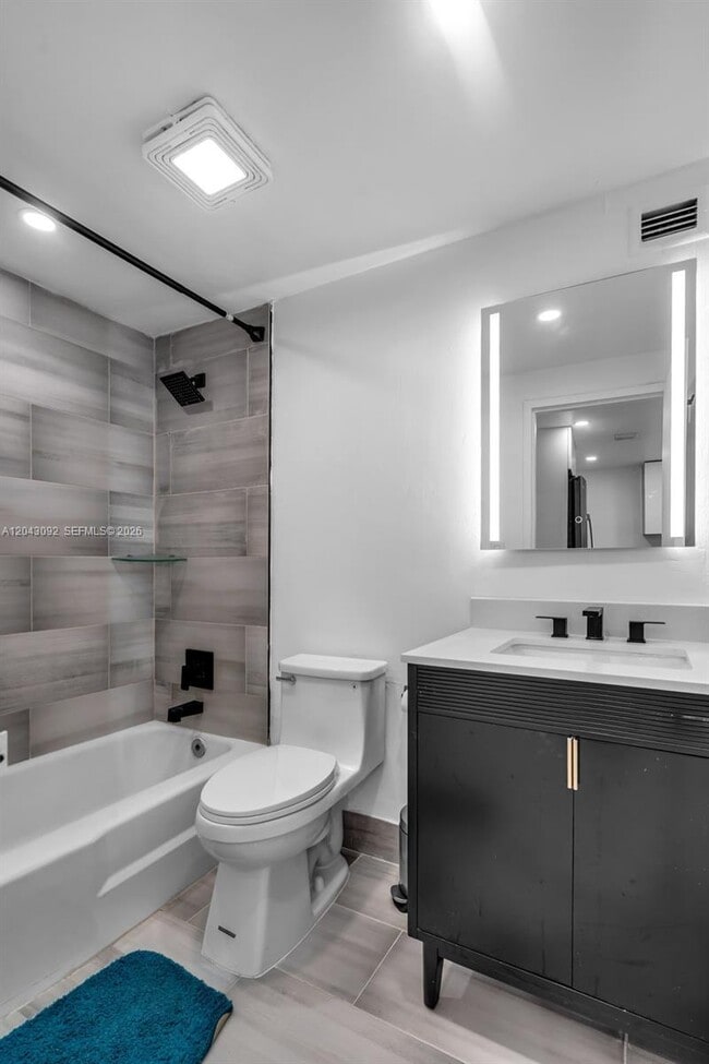 Building Photo - 801 Brickell Bay Dr