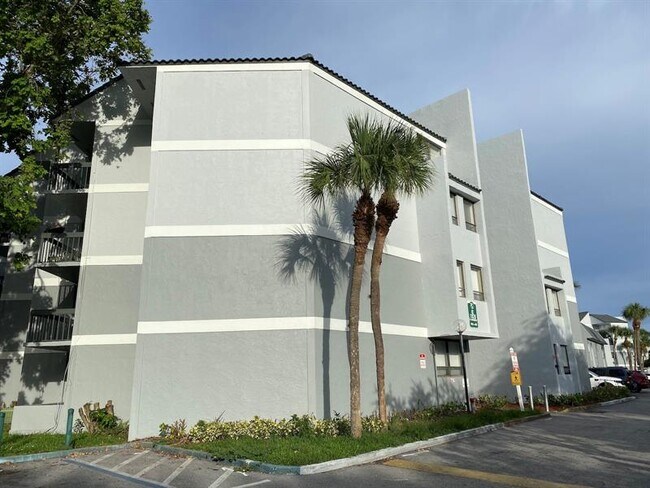 Building Photo - 1720 N Congress Ave