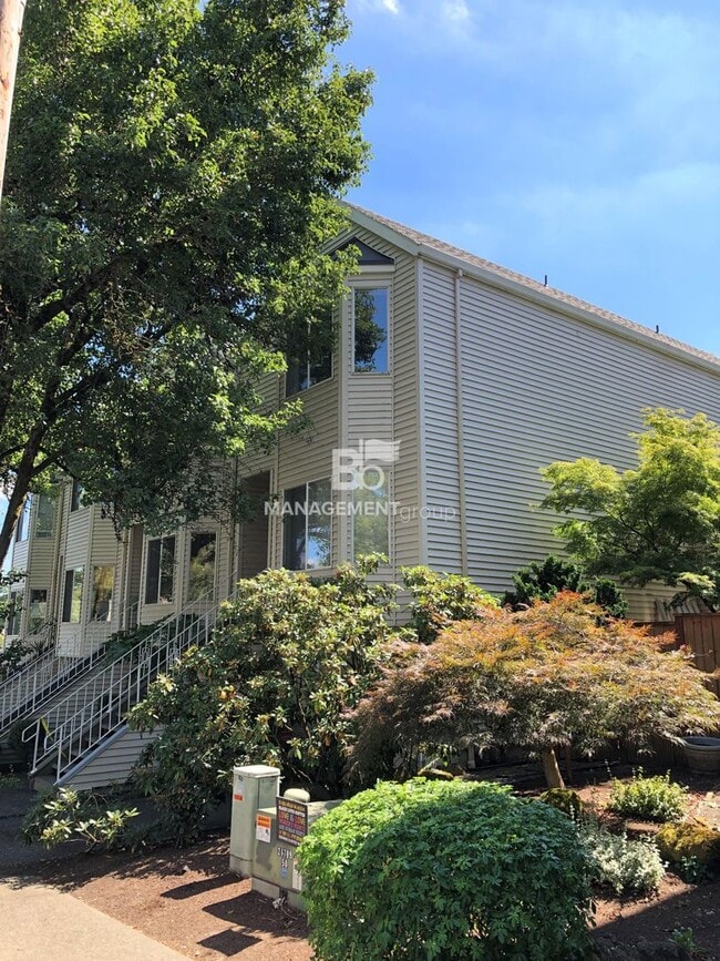 Building Photo - Gorgeous John's Landing Townhome- Luxurious Interior Renovation!