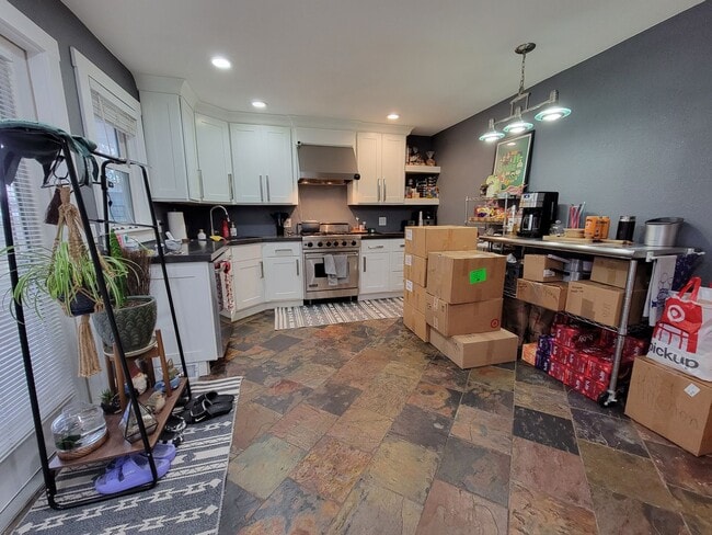 Building Photo - Charming 4 bedrom, 2 bathroom home with ex...