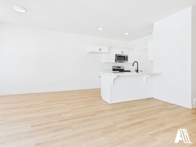Building Photo - 447 E 650 N