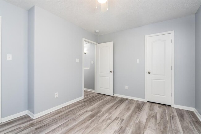 Building Photo - 207 N Poplar St