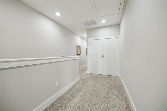Building Photo - 5520 Rosslyn Rd