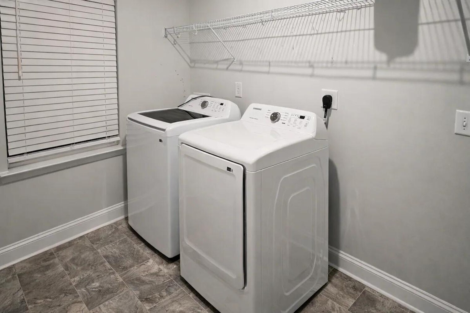 Building Photo - 182 Hillmont Dr