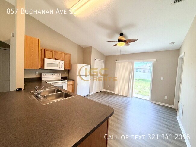 Building Photo - 857 Buchanan Ave SE