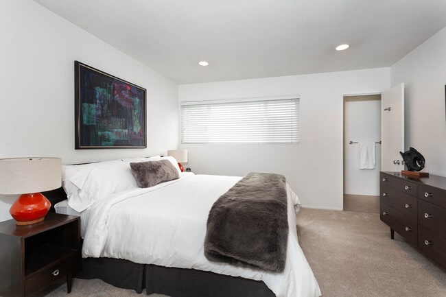 Building Photo - 938 San Vicente Blvd