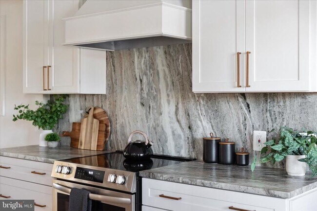 Building Photo - 4386 Lakewood Dr