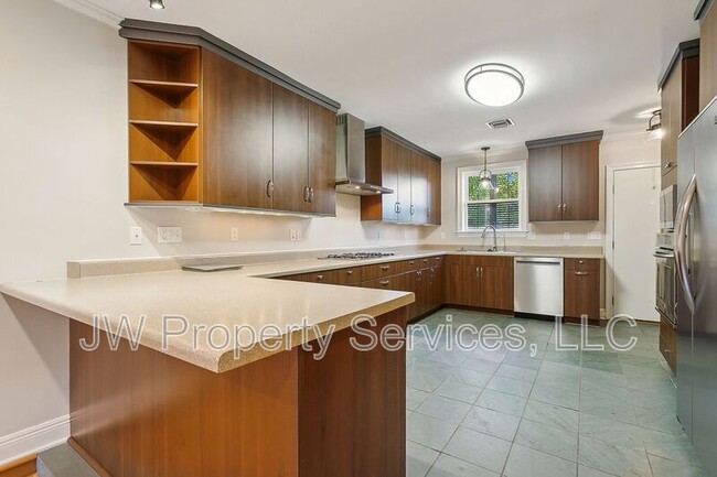 Building Photo - 5427 Charlotte Dr