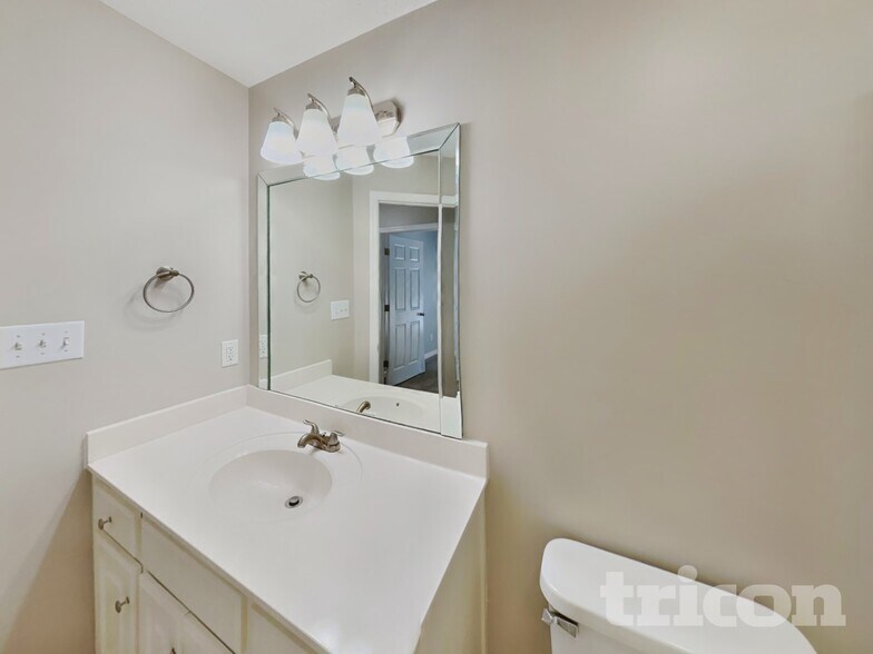 Building Photo - 1090 Pinehurst Dr