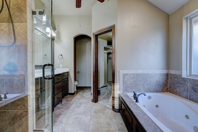 Building Photo - 812 Ryan Rd