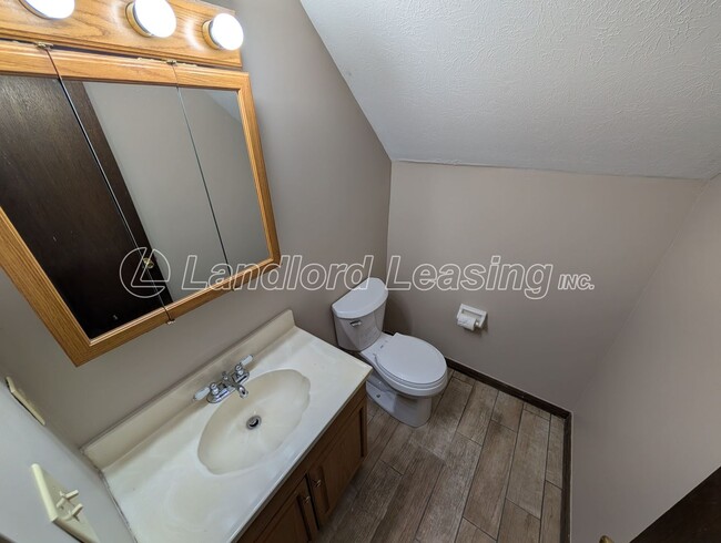 Building Photo - North Ridgeville Split Level with New Kitchen and Updates!