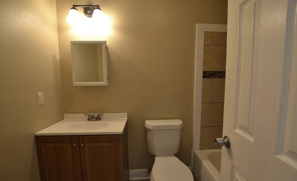 Master Bath - 1017 Seville Ave