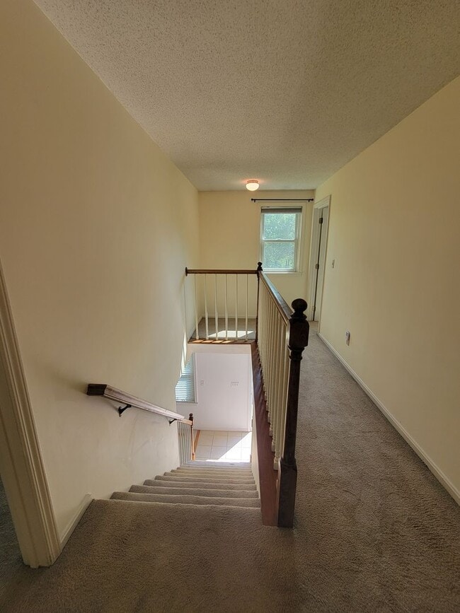 Building Photo - Beautiful Single-Family Home Litchfield NH for Rent