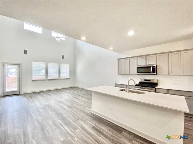 Building Photo - 100 Geminiflora Bend