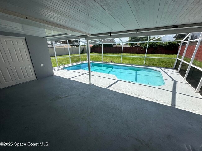 Building Photo - 2033 Robinhood Dr