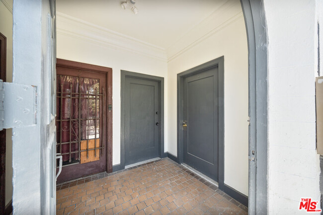 Building Photo - 132 S Kenmore Ave