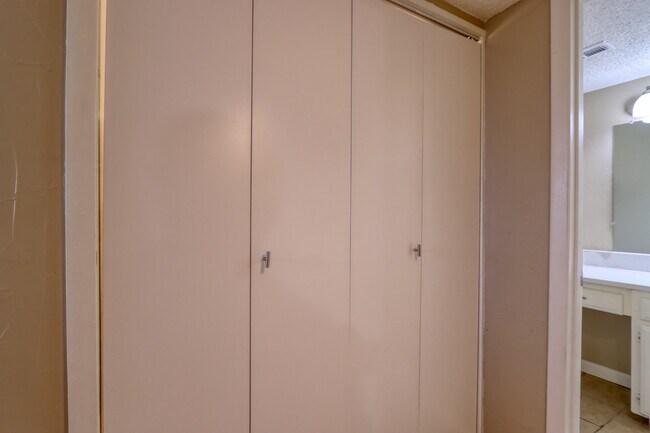 Building Photo - 707 Harbour Town Dr