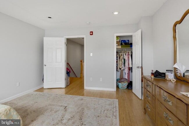 Building Photo - 530 E Girard Ave