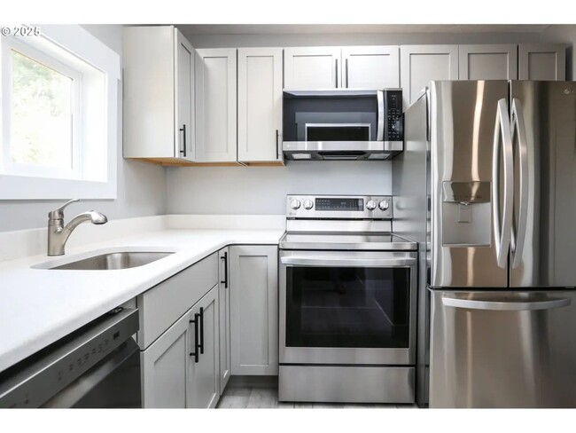 Building Photo - Royal Avenue