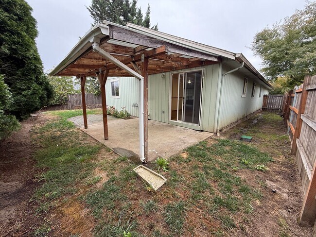 Building Photo - 3 Bedroom 1.5 Bath Home Fenced Yard, Shed ...