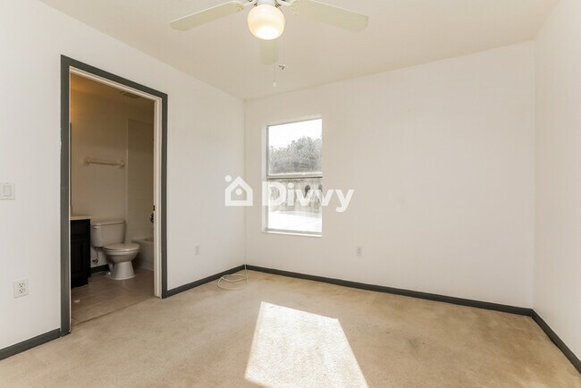 Building Photo - 831 Balmoral Dr