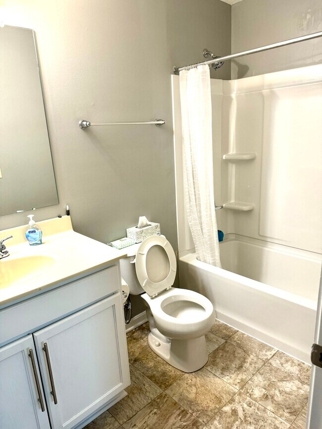Full bathroom (2nd floor) - 4946 Grimm Dr