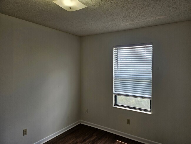 Building Photo - 2/2 - Jefferson Avenue - Newly updated