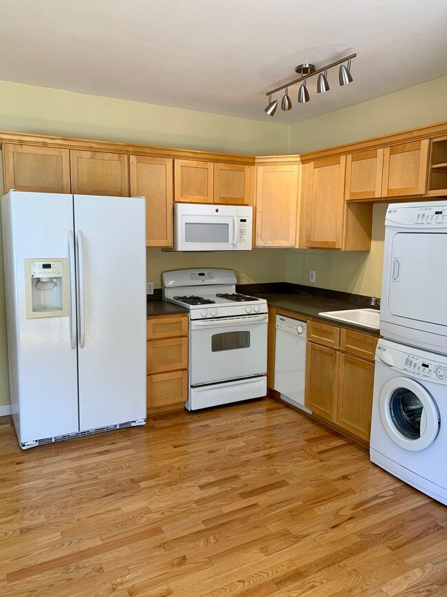 Building Photo - Capitol Hill Bungalow