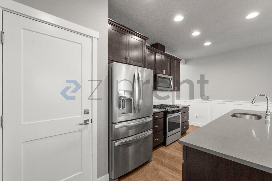 Building Photo - Unit