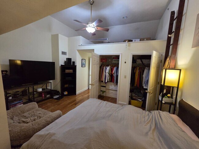 Building Photo - 124 West 7th St. Unit D
