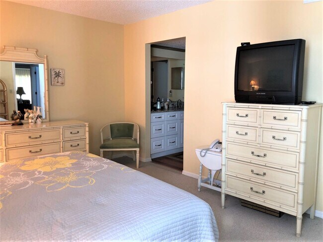 Building Photo - Beautiful MacArthur Beach